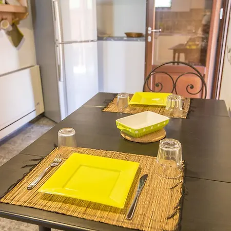 伊尔多诺迪阿泰纳公寓 公寓 切法卢